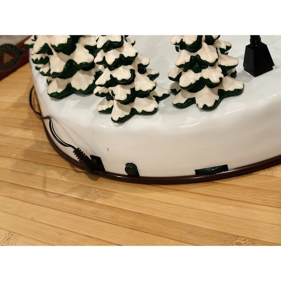 VINTAGE 1996 Christmas Fantasy LTD Wonderland Skaters Pond 8 Songs W/Box Tested - Picture 8 of 16